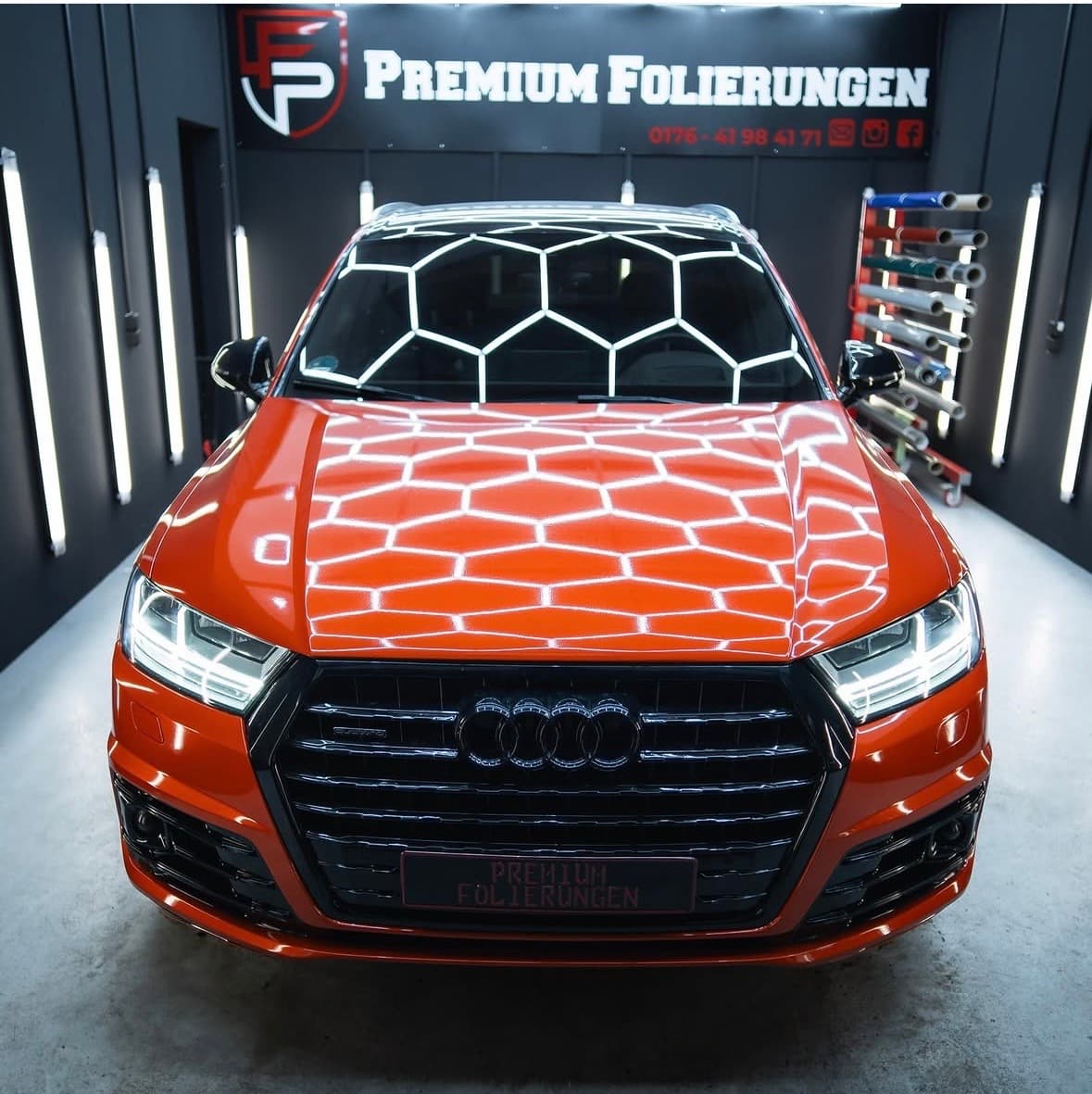 Audi Q7 mit glänzend oranger Vollfolierung, Frontansicht in der P&F Werkstatt