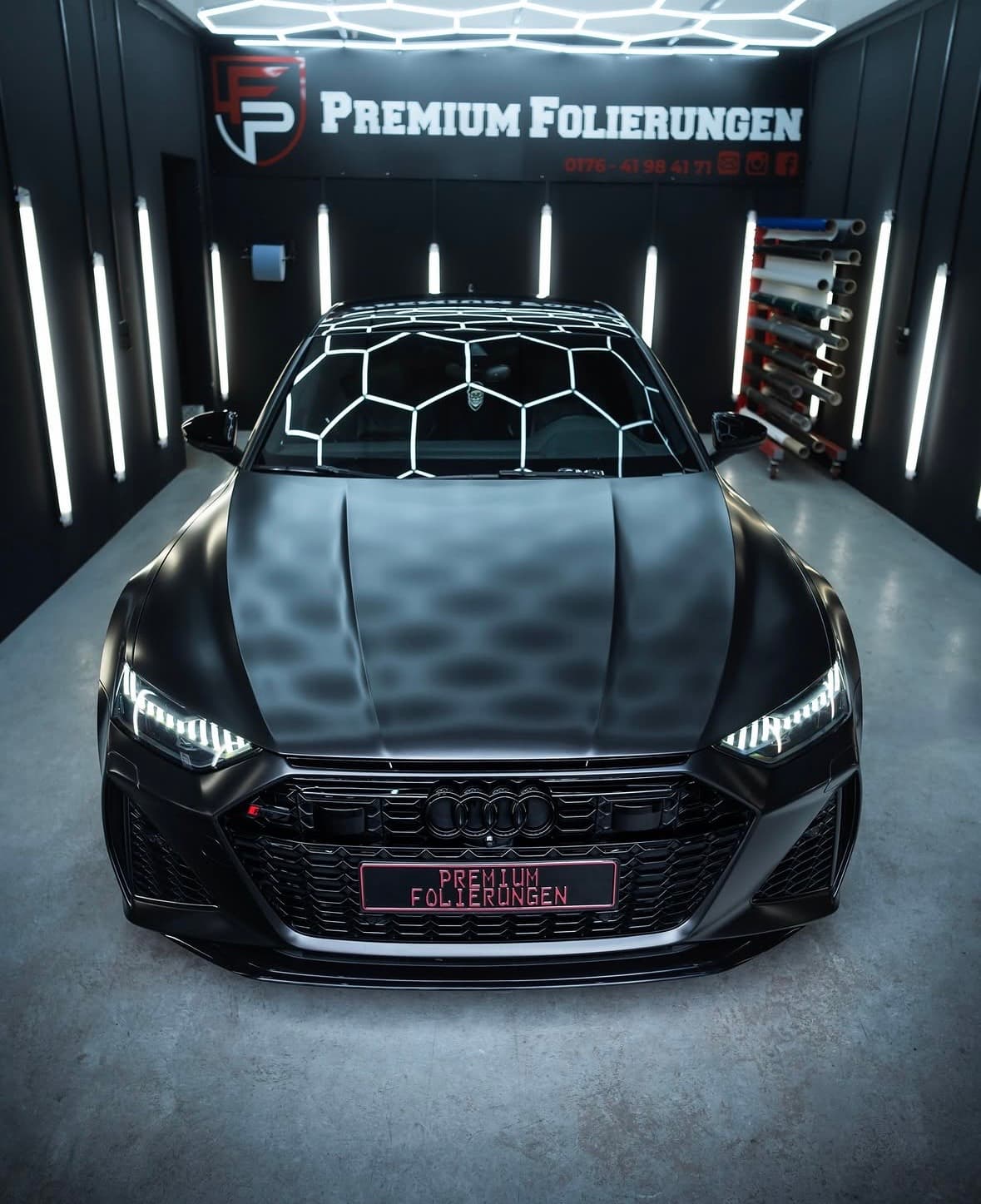Mattschwarz vollfolierter Audi RS7, Frontansicht in der P&F Werkstatt in Barsbüttel