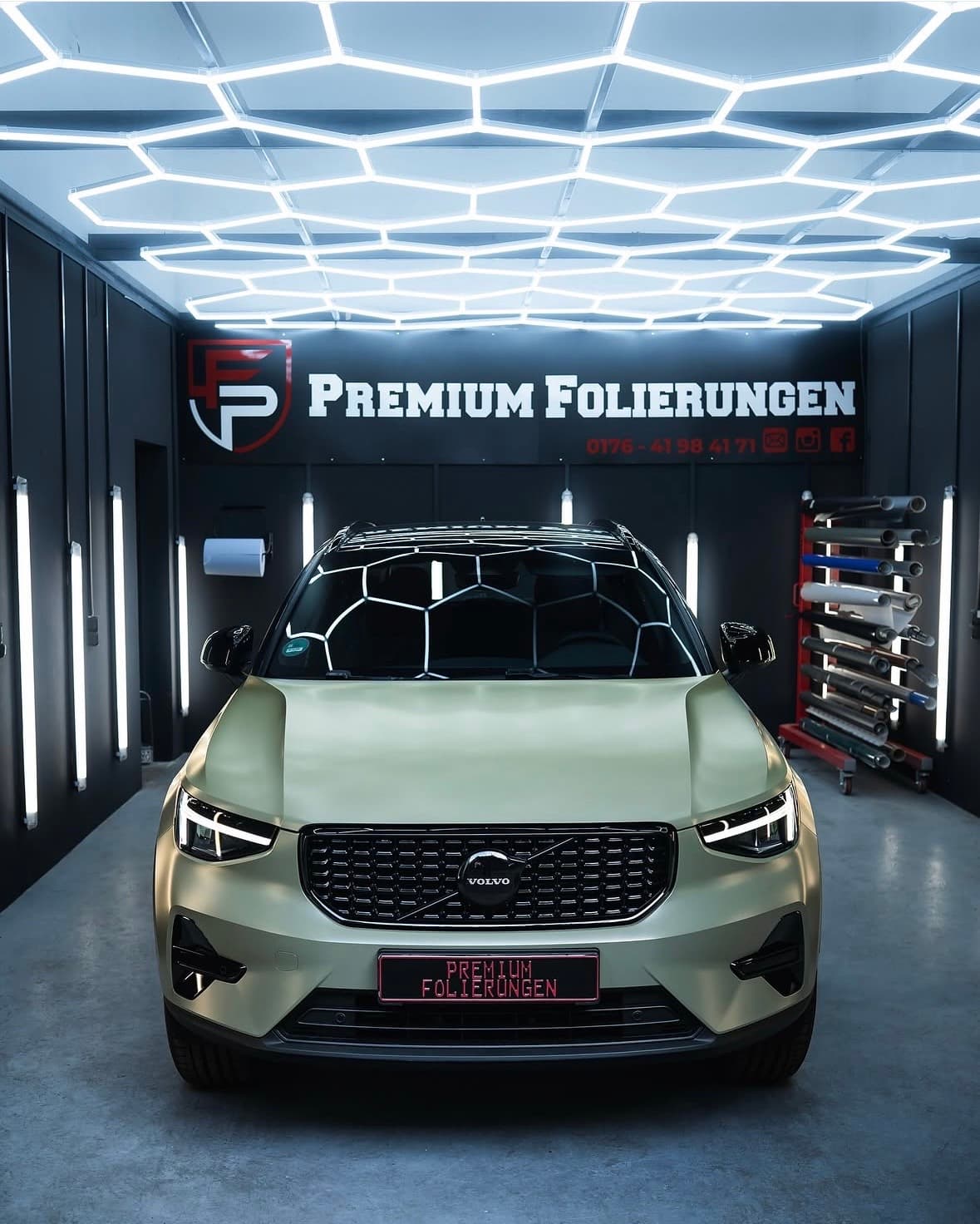 Volvo XC40 mit mattgrüner Sage-Vollfolierung, Frontansicht in der P&F Werkstatt
