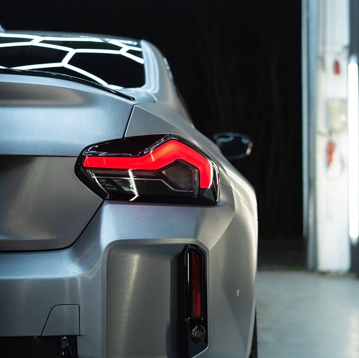 BMW M2 Competition mit Brushed-Metal-Folierung, Heckansicht in der P&F Werkstatt