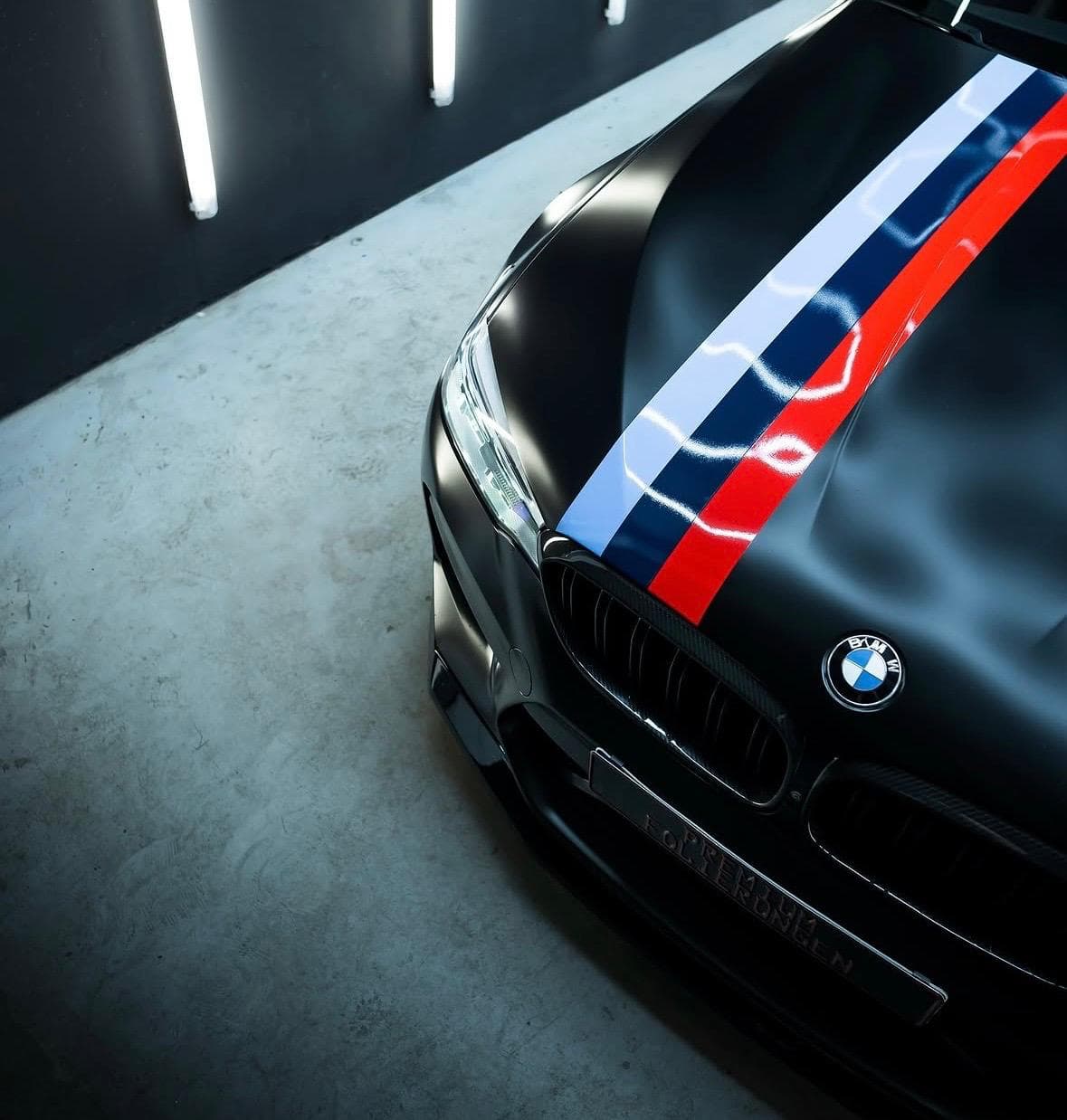 BMW 5er mit M-Streifen-Beschriftung auf der Motorhaube