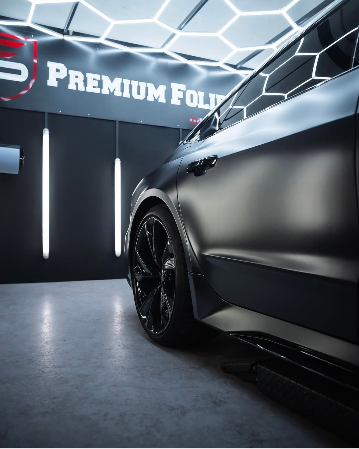 Nahaufnahme einer folierten Felge an einem Audi RS7 in der P&F Werkstatt